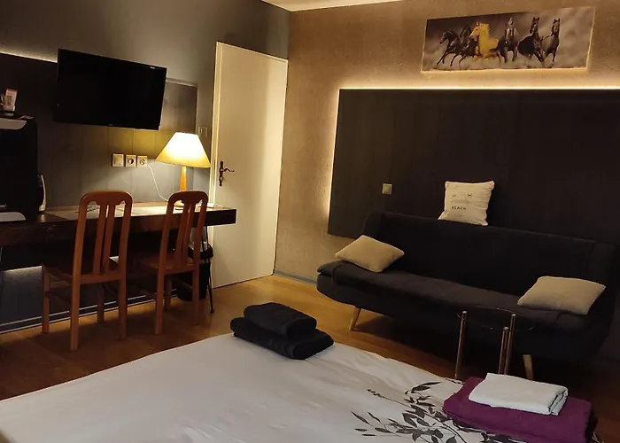 Inn Logis De La Poirie Tendon